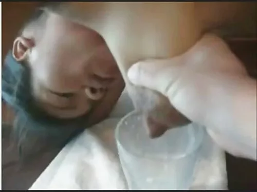टाउको घुमाउने गोरो ब ...